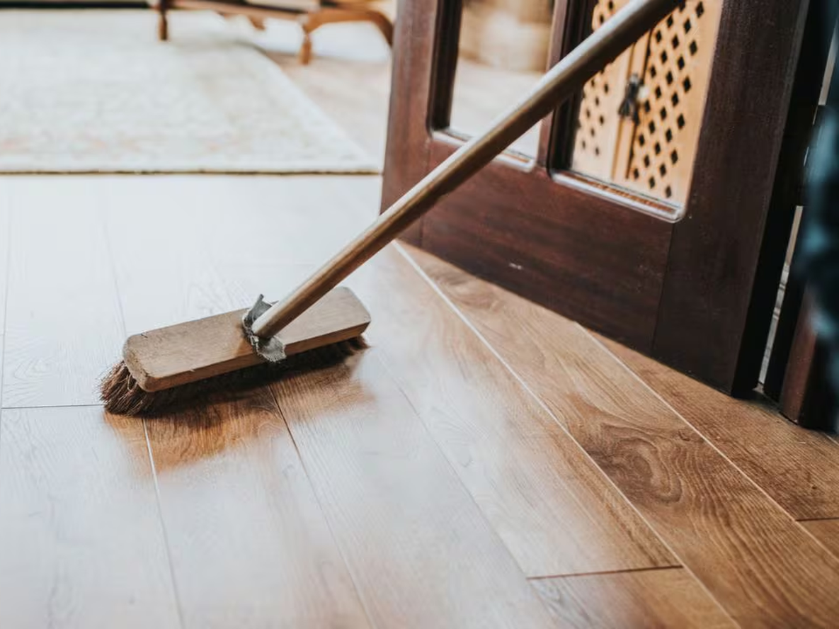 No la tires: arreglá tu escoba con este truco de reciclaje infalible