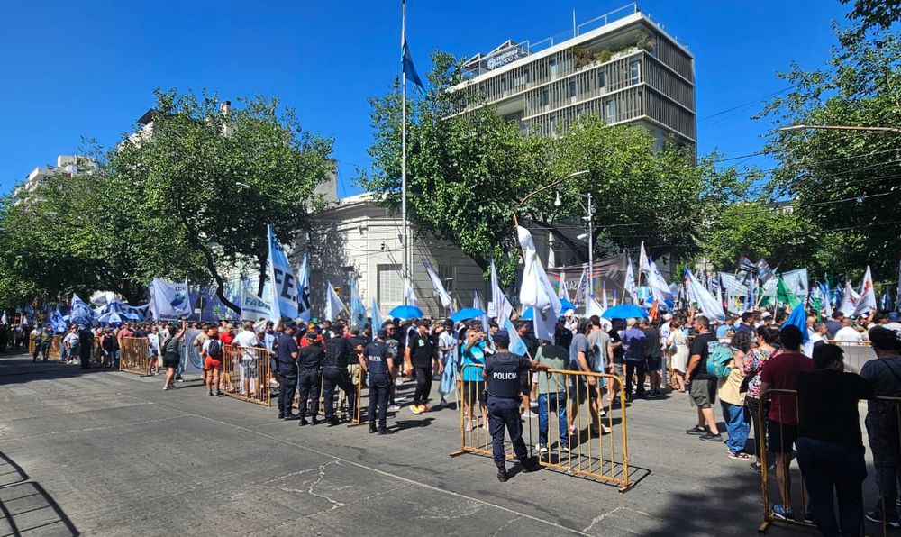 Multitudinaria manifestación en Mendoza contra la reforma laboral 