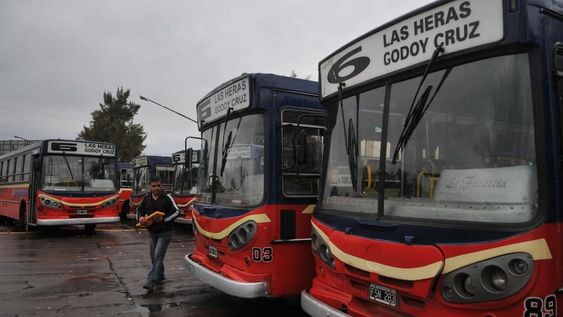 Una cuenta de TikTok recopila videos de las viejas líneas de colectivos que circulaban por el Gran Mendoza. Foto: Claudio Gutierrez / Archivo Los Andes