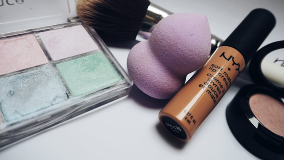 si te sobro vinagre no lo tires, se puede reciclar: como usarlo para recuperar tus brochas de maquillaje