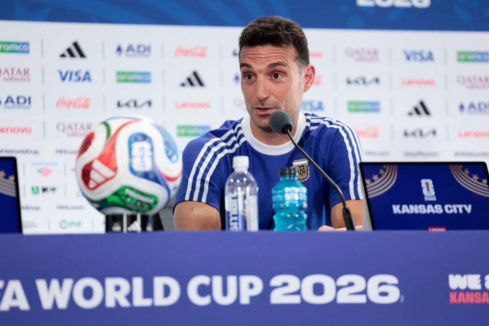 El entrenador de la Selección argentina, Lionel Scaloni, confirmó este lunes que Emiliano “Dibu” Martínez está “disponible” para enfrentar a Argelia en el debut por el Mundial 2026. 