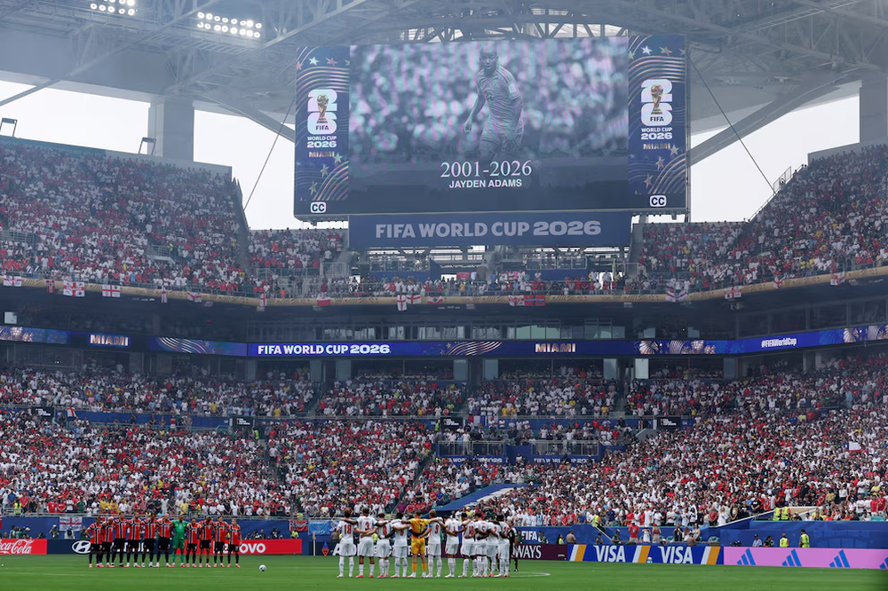 Los jugadores de Noruega e Inglaterra homenajearon a Jayden Adams con un minuto de silencio antes del duelo de cuartos de final disputado en Miami.