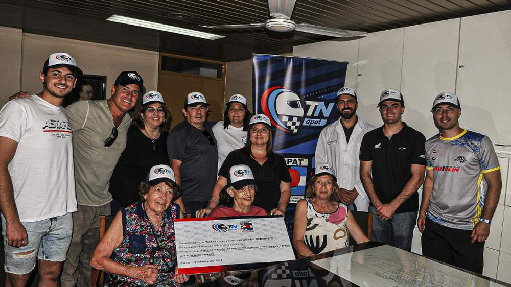 Los pilotos mendocinos junto a las y los integrantes de la Comisi&oacute;n Cooperadora del hospital.&nbsp;