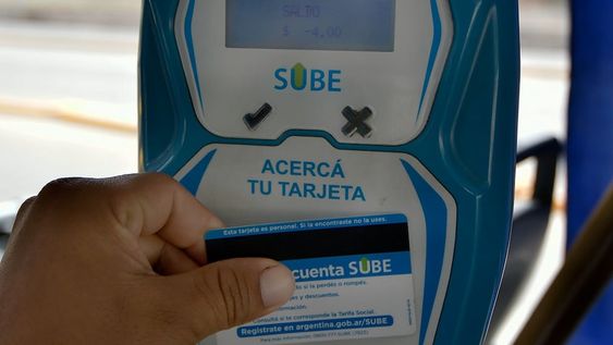 Aumento del pasaje de micros en Mendoza. Pago del boleto con SUBE. Desde este 15 de enero cuesta $70. Orlando Pelichotti / Los Andes