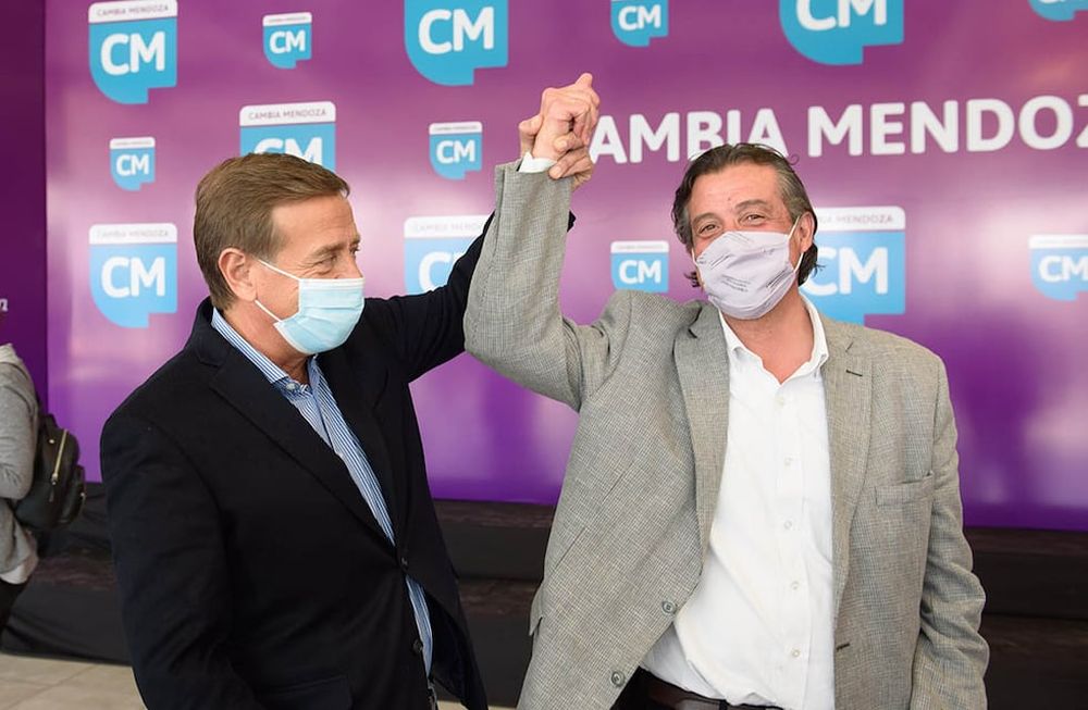 Rodolfo Suarez lenvanta la mano del ministro de Gobierno, Víctor Ibáñez, quien se encargó de la estrategia legal para lograr que la Corte avale la candidatura del Gobernador.