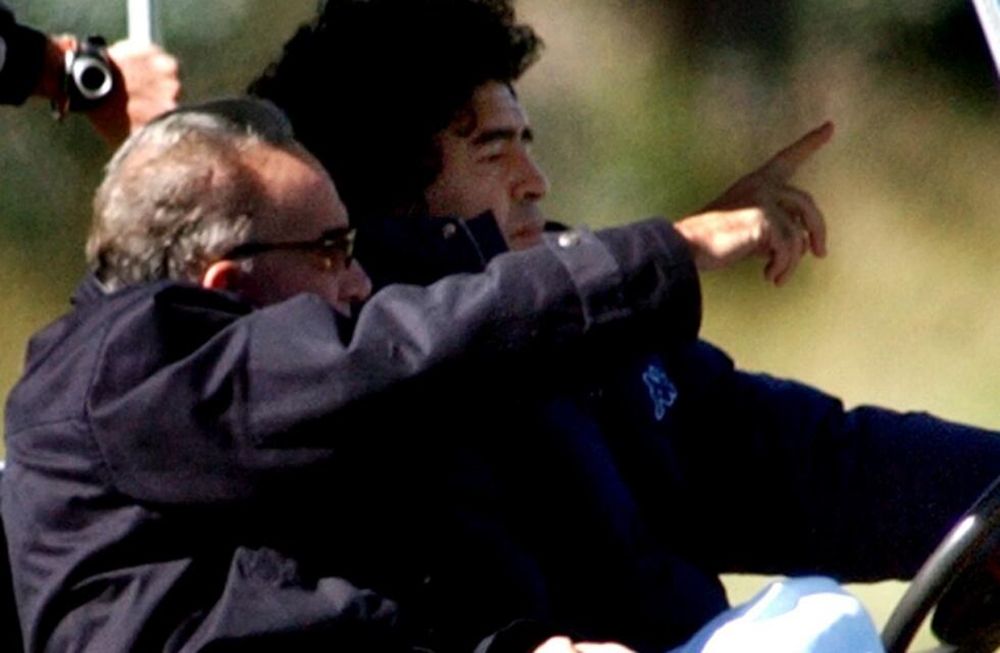 En Cuba, el Dr. Cahe junto a Maradona. / Gentileza.