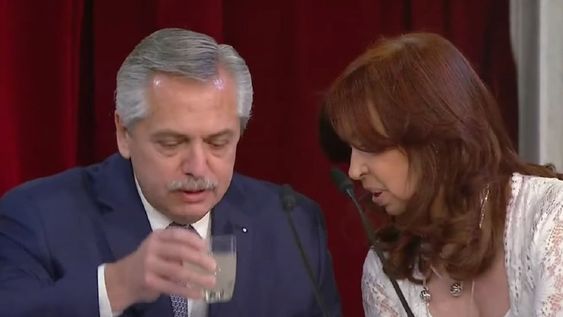 Cristina Kirchner empeñó su liderazgo en una movida de daño interno. Si imagen positiva sólo sobrevive en una minoría. Fuera de esa ciudadela intensa no despega del fracaso de aquello que inventó: Alberto Fernández.