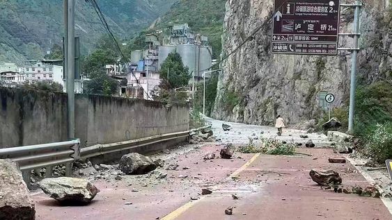 En esta foto proporcionada por la agencia de noticias Xinhua de China, se ven rocas caídas en una carretera cerca de la ciudad de Lengqi en el condado de Luding de la provincia de Sichuan, suroeste de China. / Foto: AP