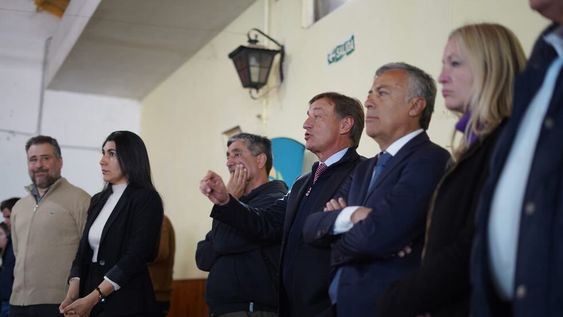 El gobernador de Mendoza, Rodolfo Suárez acompañado de Alfredo Cornejo y Hebe Casado anunciaron la tercera edición del Programa Recuperagro.