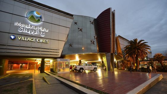 Clientes del Mendoza Shopping aprovechan las liquidaciones de Matinée con descuentos de hasta el 50%.