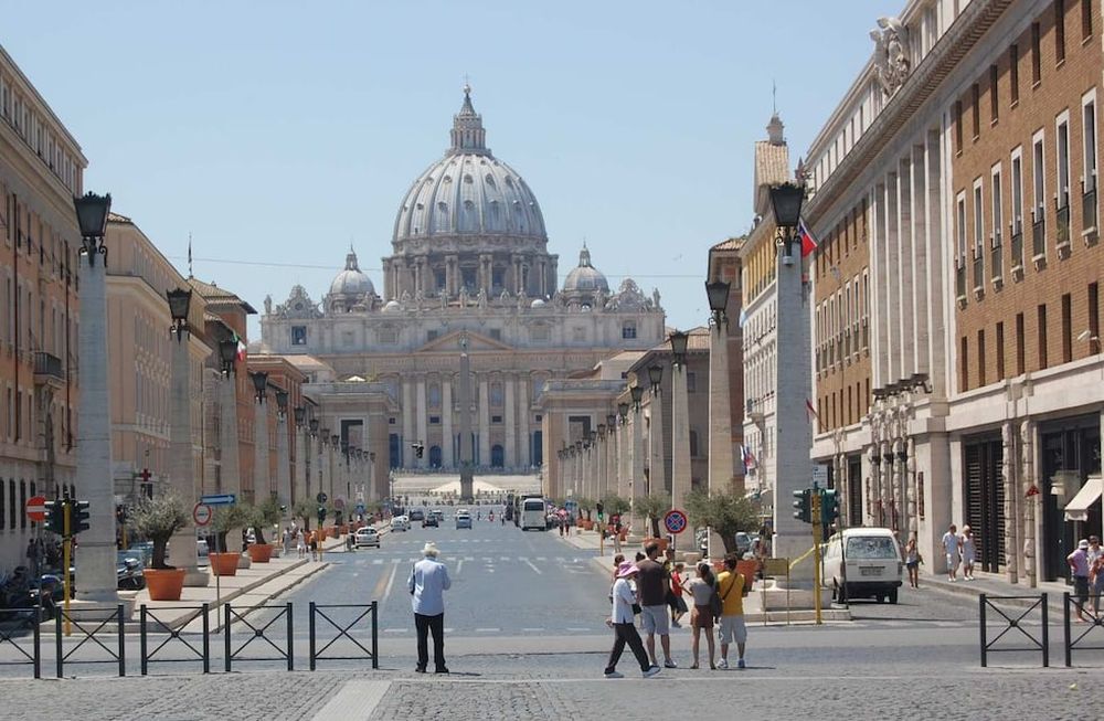 La justicia francesa condenó a una congregación, un exobispo, sacerdotes y otras monjas por haber desplazado de un convento a una religiosa.