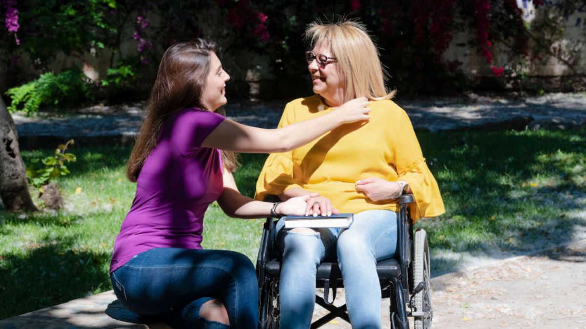 A partir de mayo, las familias que cuidan a personas con discapacidad recibirán un bono mensual