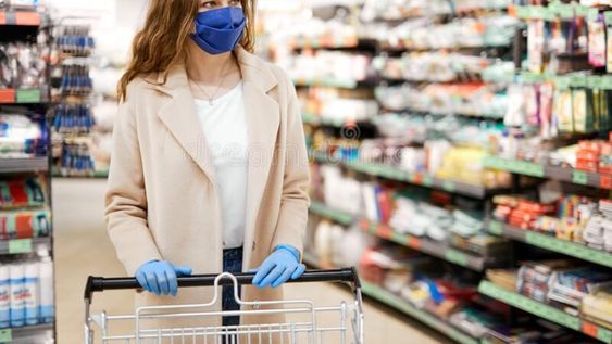Una familia alquila un supermercado una vez a la semana para hacer las compras y no cruzarse con otras personas.