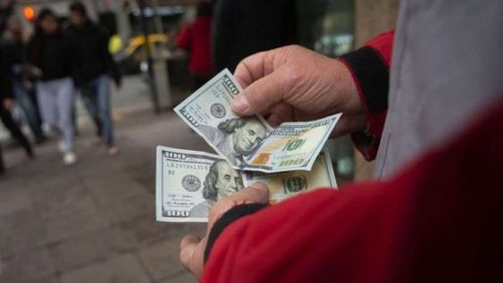 El gobierno podría restringir el cupo del dólar ahorro si sigue alta la demanda. Archivo Los Andes