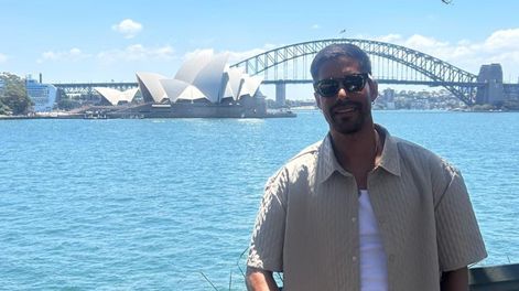 Nicolás paseando por Sydney Opera House, en Australia.