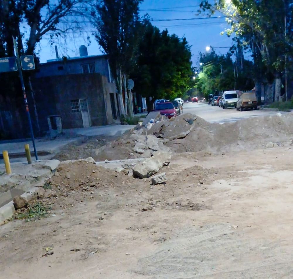 Residents are documenting the condition of the streets, potholes, and cracks in their homes with photos and videos, awaiting a technical response.