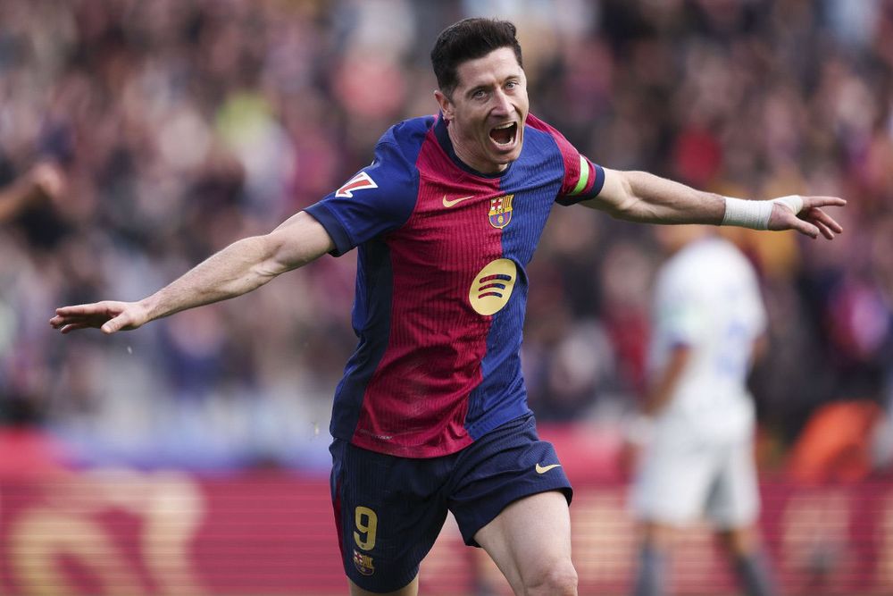 El polaco Robert Lewandowski festeja, porque&nbsp; lo hizo de nuevo, con un gol de otro partido su equipo el Barcelona se impuso al Alavés.