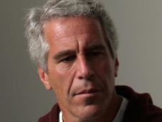 El millonario estadounidense Jeffrey Epstein se quitó la vida en prisión en 2019 pero continúa la investigación sobre su red de tráfico sexual y los nombres famosos vinculados a su actividad.