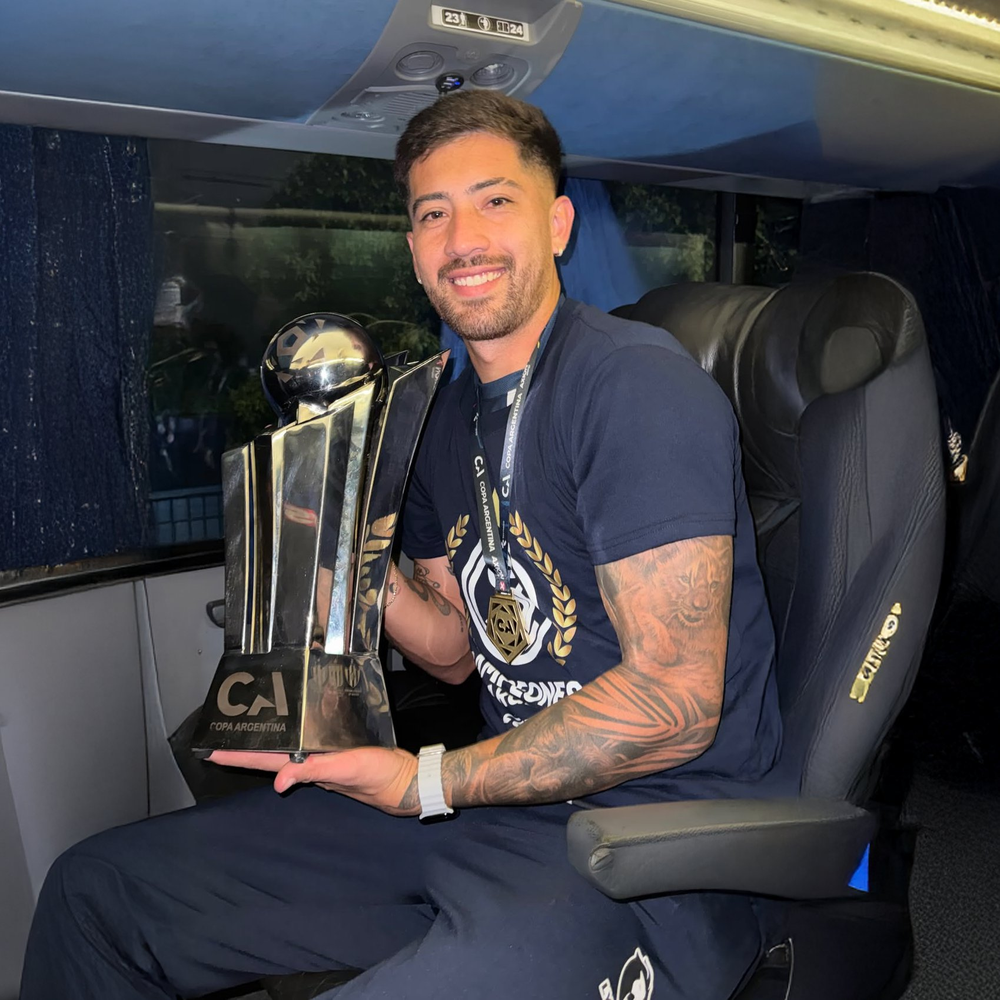 Agust&iacute;n Lastra, campe&oacute;n con Independiente Rivadavia.