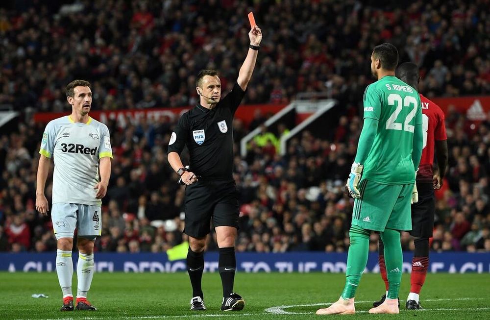Chiquito Romero fue expulsado y el Manchester United eliminado por un equipo de segunda