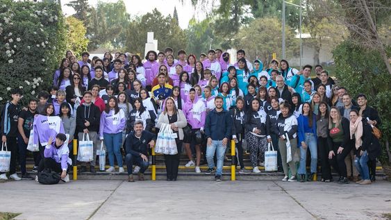 Estudiantes de instituciones de los barrios del oeste recibieron su buzo de egresados