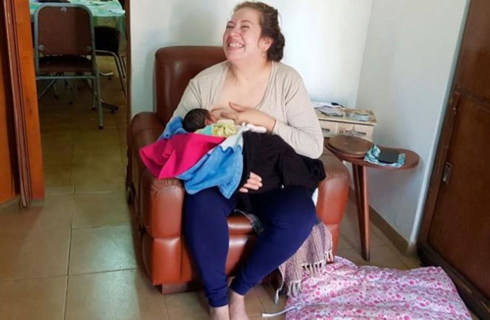 Ivana junto al bebé
