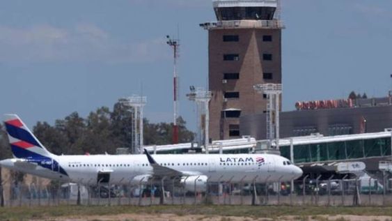 La empresa Latam argentina anunció que canceló sus vuelos y los destinos del interior del país son quienes se verán más afectados.