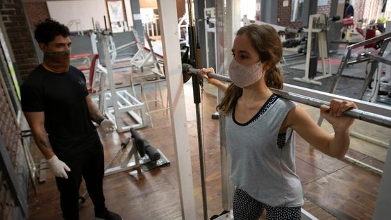 Los gimnasios volvieron a la actividad con estrictos protocolos, sin embrago, un nuevo cierre preocupa a los dueños. Foto: Ignacio Blanco / Los Andes