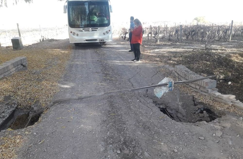 El puente permite acceder a varias fincas, bodegas y una escuela rural con niños que reciben su ración alimentaria diaria. Foto: gentileza