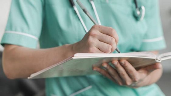 Taylor trabajó 16 horas en una guardia, cuando llegó a su casa encontró a su novio en la cama con otra. Lejos de pelear, y por el agotamiento de la jornada, los echó para poder dormir.