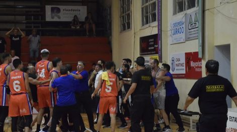 Serios incidentes entre jugadores de Rivadavia Básquet y Tucumán Básquet. / Gentileza: Gimena Cornejo.