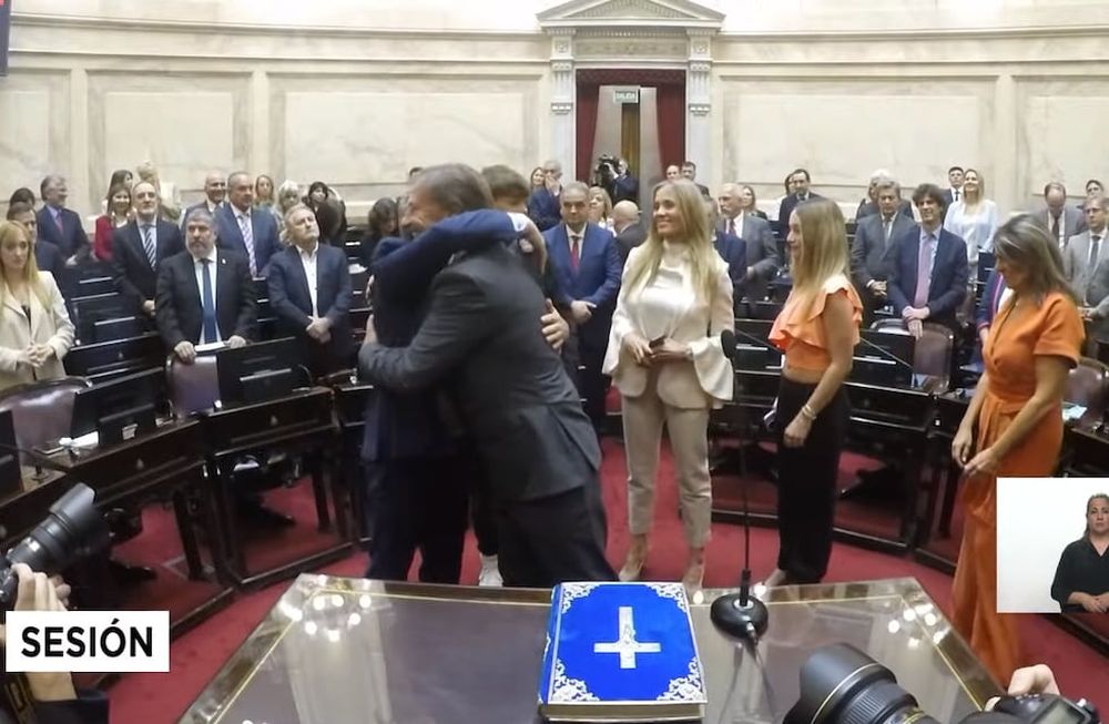 El abrazo de Cornejo y Suárez después del juramento en el Senado de la Nación. Foto: Captura.