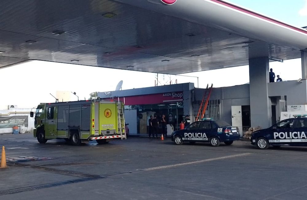 Varios móviles policiales y hasta los bomberos de Godoy Cruz fueorn desplazados para detener a los delicuentes. / Gentileza Ministerio de Seguridad.