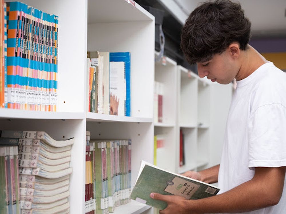La Dirección General de Escuelas (DGE) decidió convertir abril en el mes de la lectura en voz alta, una apuesta que combina calendario internacional, estrategia pedagógica y la intención de reinstalar la palabra compartida como motor del aprendizaje.