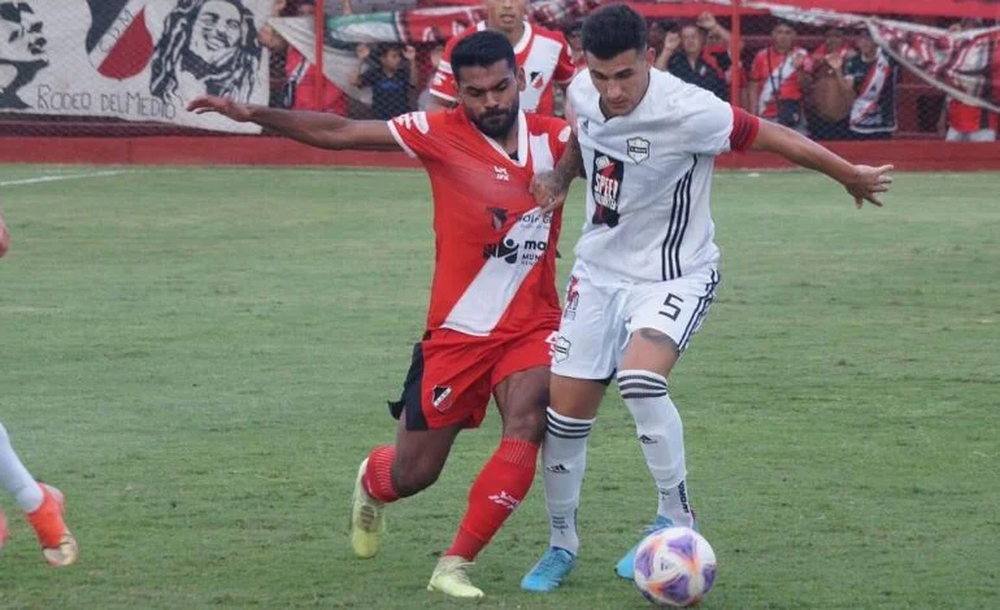 Im&aacute;genes del &uacute;ltimo enfrentamiento entre Riestra y Deportivo Maip&uacute;.