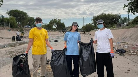 Los voluntarios de organizaciones juveniles trabajaron desde temprano en la limpieza del Canal Papagayo. &nbsp;