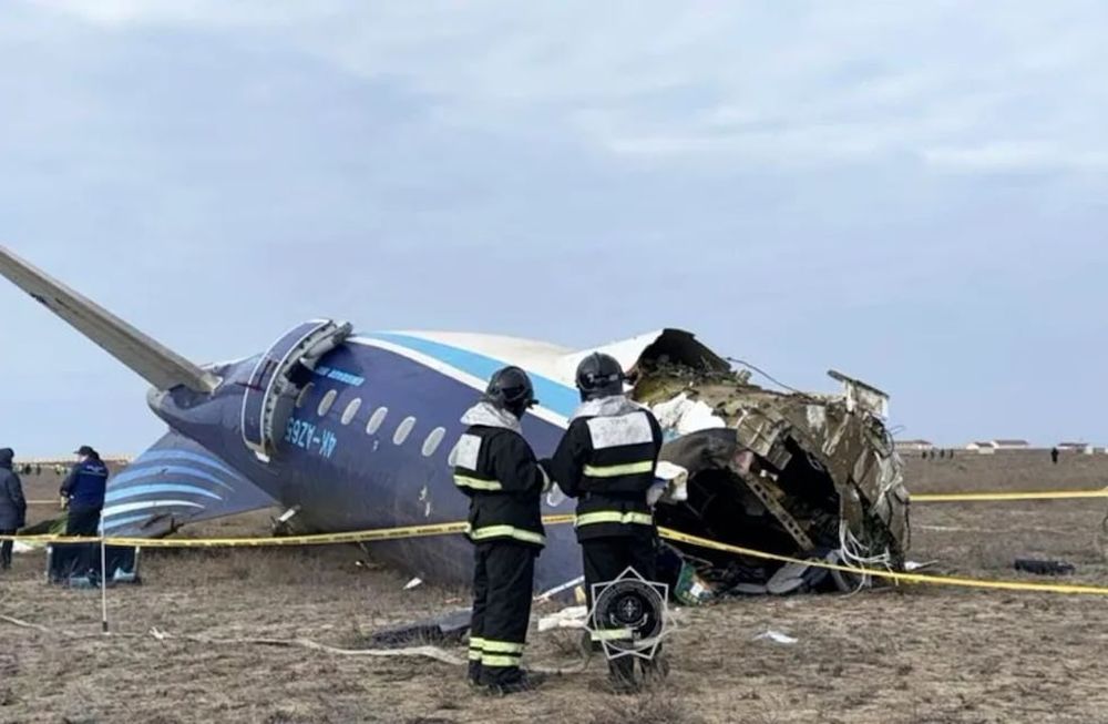 Equipos de emergencias en el lugar del accidente aéreo cerca de Aktau, Kazajstán. EFE/EPA/Ministerio de Emergencias de Kazajistán