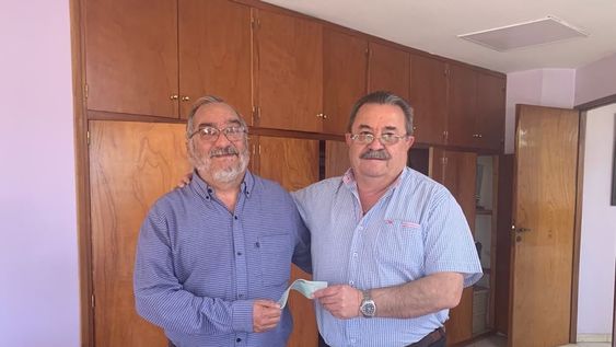 David Berbel, presidente de Guaymallén, recibe el cheque por parte de su colega de Gutiérrez, Carlos Quiroga. Así, el Cacique podrá reponer las camisetas que fueron sustraídas el sábado pasado en el estadio celeste. / Gentileza.