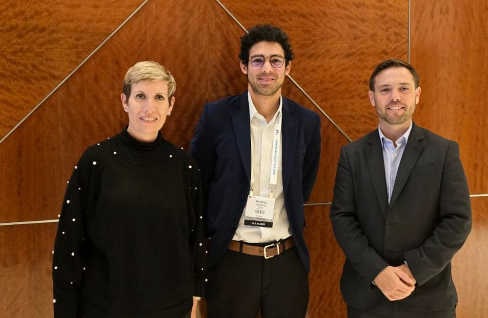 Jimena Latorre y Jerónimo Shantal, junto a Andrés Sanabria, coordinador de la Iniciativa de Regiones y Ciudades Mineras de la Organización para la Cooperación y el Desarrollo Económico (OCDE).