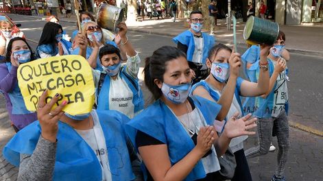 Los Andes | Protesta de Inquilinos por viviendas propiasMarchas por calles céntricas de personas que alquilan viviendas, para lograr que el IPV otorgue la posibilidad de viviendas propiasFoto: Orlando Pelichotti