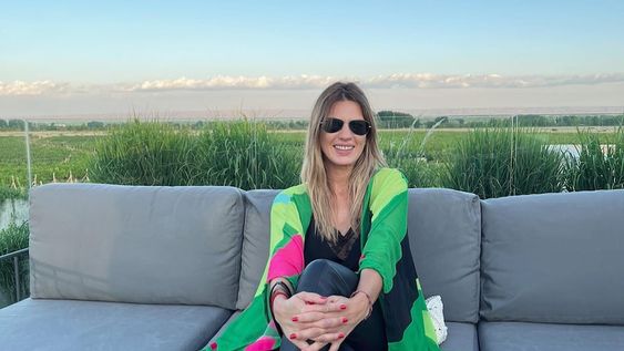 “Estudié administración de empresas, me dediqué a pintar cuadros de curiosa, luego me metí en el mundo del diseño y empecé a jugar con todas esas herramientas, con el color, así surgió el diseño textil; algo que estaba en mí desde siempre”.