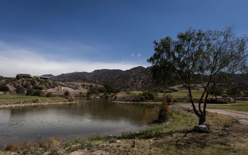La topografía del piedemonte condicionó el diseño urbanístico y llevó a incorporar soluciones específicas para el manejo del agua y los cauces naturales. 
