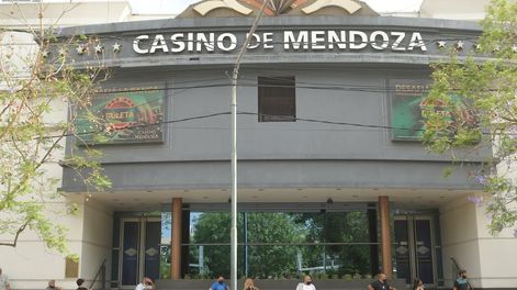 Fila de apostadores para ingresar al Casino de Mendoza