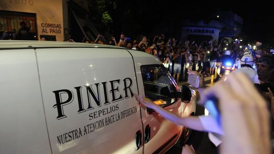 Miles de fanáticos esperaron la lleda del cuerpo de Diego Maradona para despedirlo en la sala velatoria donde lo preparaban para llevar a Casa Rosada.