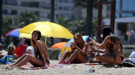La playa de Reñaca es una de las favoritas de los visitantes mendocinos. - Foto archivo Los Andes