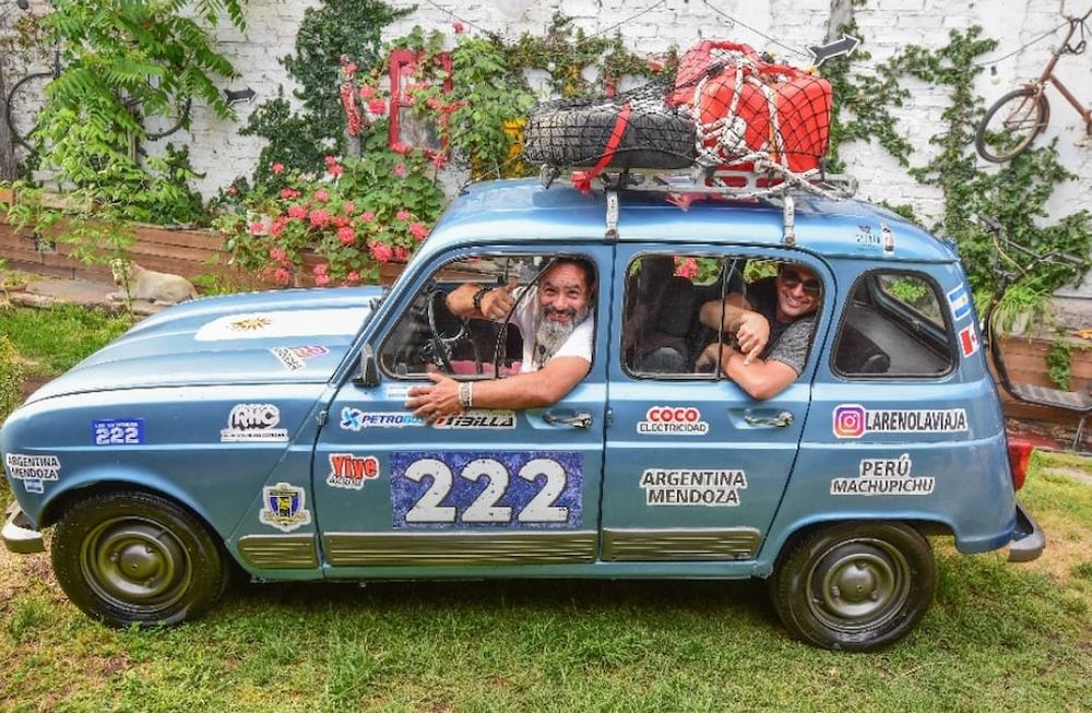 Ariel y Juan Pablo trabajaron muchos días de cuarentena para poner a punto “La Renola”. Sumarán libros y música a su lento pero firme trayecto. Foto: Mariana Villa / Los Andes