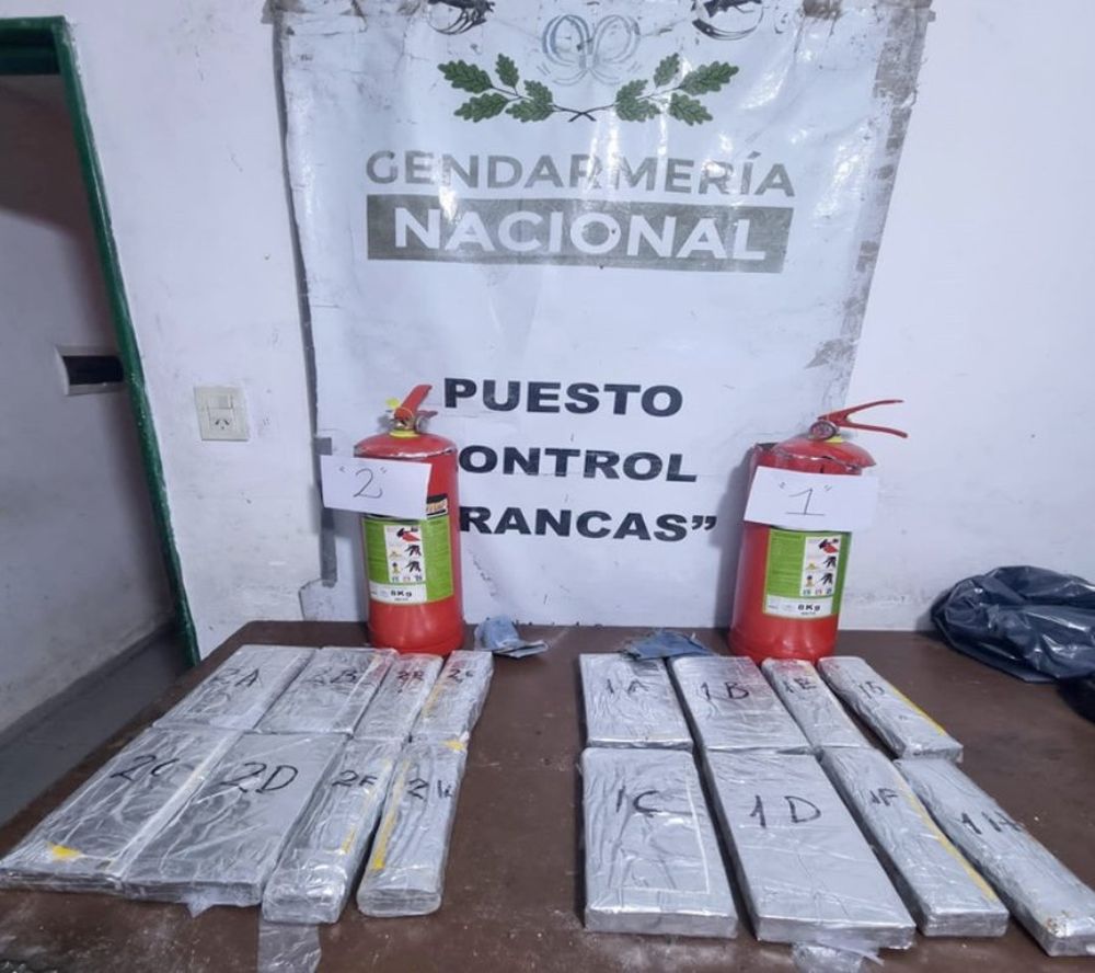 La cocaína estaba oculta en los matafuegos. Gentileza Gendarmería Nacional.&nbsp;