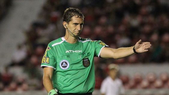 Nicolás Lamolina quedó en el ojo de la tormenta tras el cruce de Quilmes y Ferro al cobrar un penal inexistente. / Gentileza.