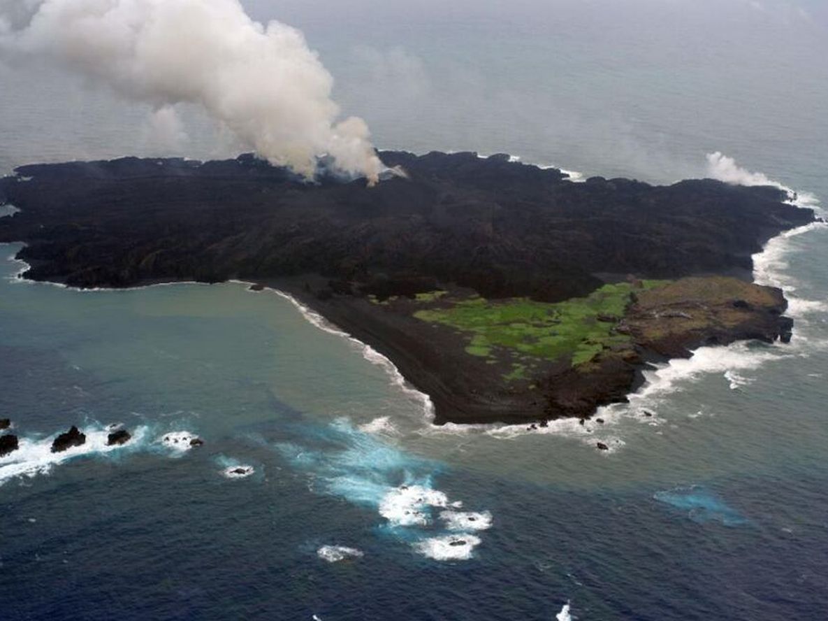 Temen que una isla surgida de un volcán provoque un tsunami en Japón