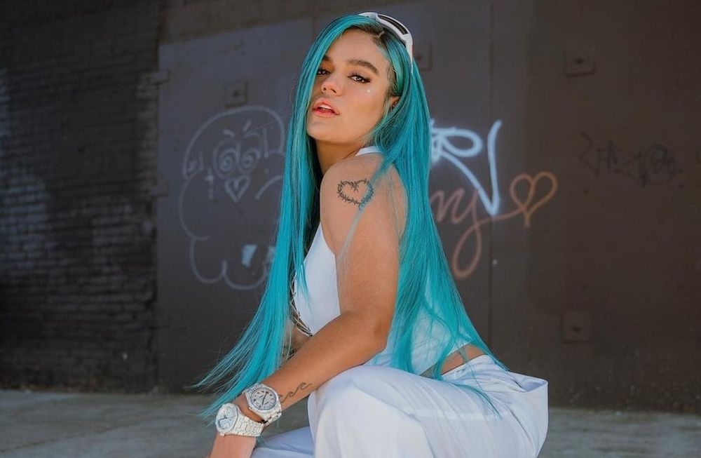 Karol G le puso color al otoño argentino con una bikini diminuta fluorescente